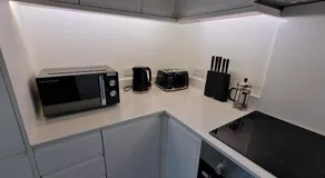 New! Modern Elegant 2-Bed Apartment, free parking - Image 5