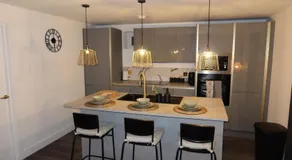 Stunning Modern 2 bed, 2 bath apartment with parking space - Image 5