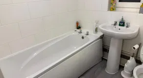 Spacious contractors and tourist apartment with parking & Wifi - Image 2