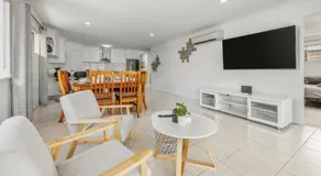 Stylish Cosy Retreat in North Lakes w all Air-Con - Image 2