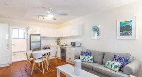 2 'Copacabana', 61 Sandy Point Road - linda unidad con vistas al agua desde el balcón - Image 2