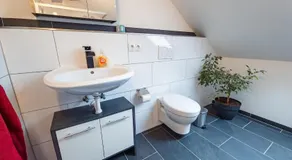 Schöne Dachgeschosswohnung - Image 2