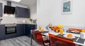 Central 2 to 3BR House, Free Parking, Ideal for Long Stays, Work Crews & Family Trips - Image 2
