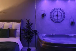 Riverside studio with Jacuzzi! - Image 3