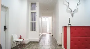 Superbly Central 9 Rooms Complex Ideal for 25 People - Image 5