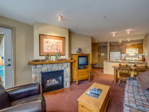 Town Plaza Suites by Golden Dreams - Image 2