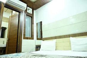 Hotel Crystal - Image 1