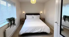 3-Bed House Sleeps 5 Free Parking - Image 5