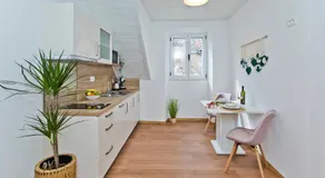 *Beautiful, centrally located studio apartment* - Image 4