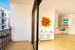 Los Angeles 3 Bed Apartment with Pool - Image 2
