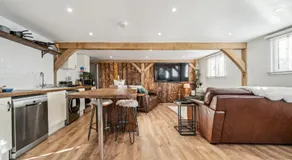 Countryside Barn with Hot Tub in New Forest - Image 3