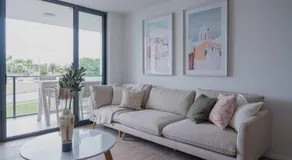 Lux Lakeside Apt - Gold Coast - Image 2