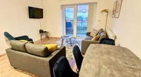 Spacious 2 bed ground floor apartment, Free parking, close to Historic dockyard & Gunwharf Quays - Image 4