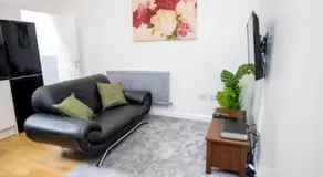 Family-Friendly Two-Bedroom Apartment near Manchester City Stadium - Image 2