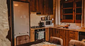 Kleos Noble Retreat - Stone-Build Apartments & Rooms with Pool, Sauna & BBQ Area - Image 5