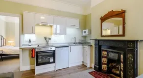 Ground Floor Apartment 2 Minutes from Beach and Town Center - Image 3