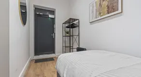 Coulsdon Grand - Sleeps 8 - 5 BR - Free Parking - Image 3