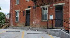 Modern style and comfort near UC - Image 5