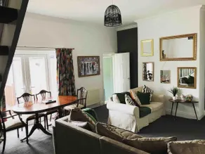 Rose Cottage - 5 Person city centre with parking - Image 2