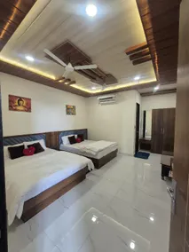 Royal Hotel - Image 2