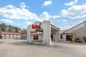 Red Roof Inn & Suites Newport News - Image 4
