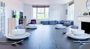 Spacious 2 Bedroom Flat with 85 inch TV, PS5, Pool Table, Terrace - Image 3