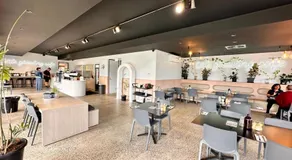 Stunning Park-fronted Luxury Grand Family House with Free Gym, Pool and Spa! - Image 5