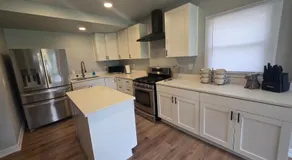 2 Bedroom with King Suite, Large Space, Pet Friendly, Steps from Downtown Jolie - Image 2
