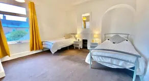 EasyRest House 2 Grantham - 6 Beds & Free Parking - Easy Location - Access to A1, Town Centre & Shops - Image 5