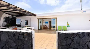 Famara Beach House on the Shore mit Gemeinschaftspool, Meer-/Bergblick und Wi-Fi - Image 4