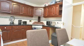 Four Bedroom Townhouse 12 Minutes Walk to Excel Exhibition Centre - Image 4