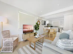 Ground Floor 2-Bed Mermaid Beach Pad with Parking - Image 2