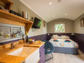Valley View Retreat Shepherds Hut - Image 2