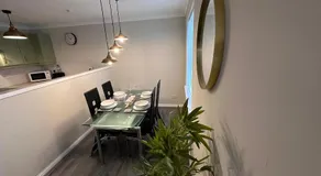 Modern 2-Bedroom Apartment Near Manchester with Free Parking - Image 3
