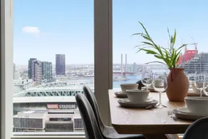 Docklands 3BR Getaway Harbour View & Free Parking - Image 5