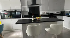 Modern 2 bedroom flat with Sky TV & free parking - Image 4