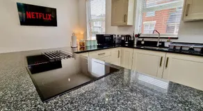 Incredible Private Rooms All with Private Bathrooms in a Fully Serviced House next to City Centre with Free Parking - Image 4
