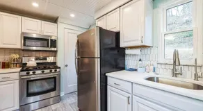 Spacious Family Home with Parking and Backyard - Image 4
