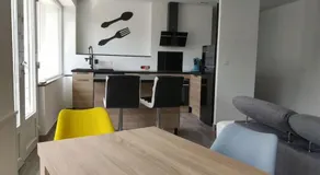 Grand T2 tout équipé centre, spacieux et lumineux, 1 chambre, 1 à 4 pers, possible 5 pers avec lit d'appoint et draps supplément de 20 euros, clim, wifi, balcons, parking gratuit sur place, option parking privé disponible en été 5 euros par jour - Image 3