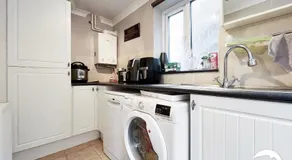 5 Bed Long & Short stay property with Wifi &parking sleeps 10 - Image 5