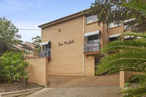 Bright Coastal Townhouse with BBQ & Courtyard - Image 4