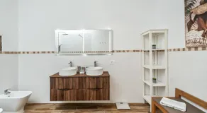 Sunlit Modern Stay - Image 3