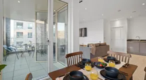Luxury Apartment Near City Airport - with gym and free parking Sleeps 8 - Image 4