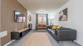 4Bed 3bath Bedford Sleeps 7 Driveway parking for 2 - Image 2