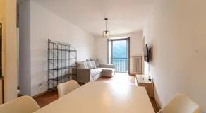 Lakefront apartment with a view, parking and swimming pool - Image 3