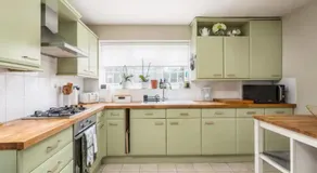 Pass the Keys Stylish Modern 3 bed house with Parking - Image 2
