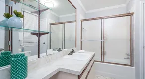 Beautiful Remodeled Penthouse Unit in Old Town - Image 2