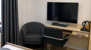 Private Zimmer mit eigenem Bad Fernseher und Schreibtisch - Image 3