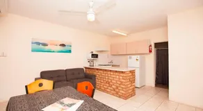 Carnarvon Central Apartments - Image 2
