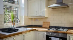 West Beck House Newcastle - Spacious Double Room - Image 5